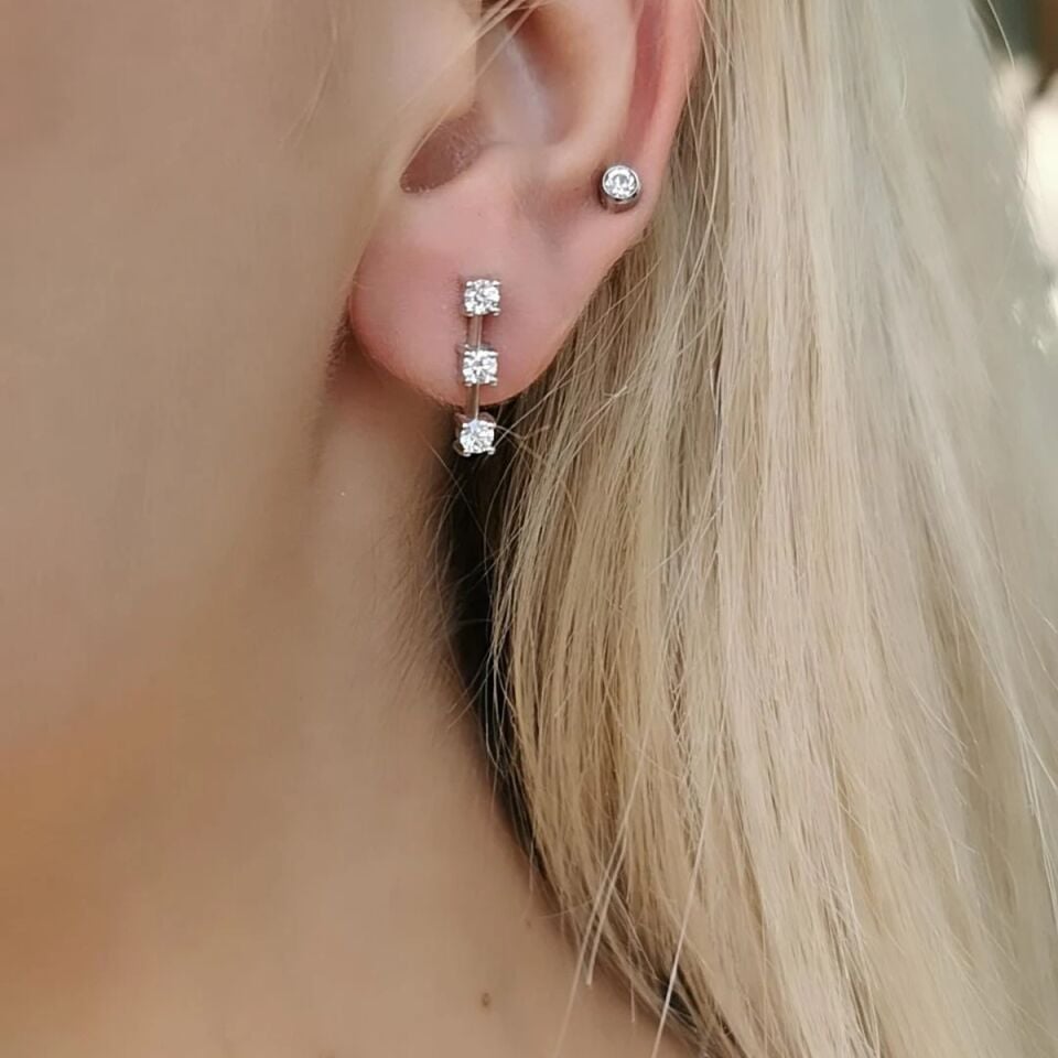 14 AYAR 0,60 CT H RENGİ ÜÇ TEKTAŞ MODEL ROUND YUVARLAK TAŞLI PIRLANTA KÜPE