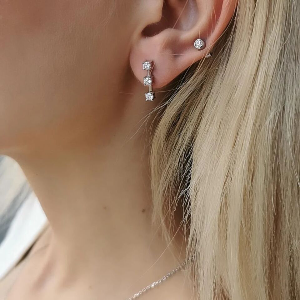 14 AYAR 0,60 CT H RENGİ ÜÇ TEKTAŞ MODEL ROUND YUVARLAK TAŞLI PIRLANTA KÜPE