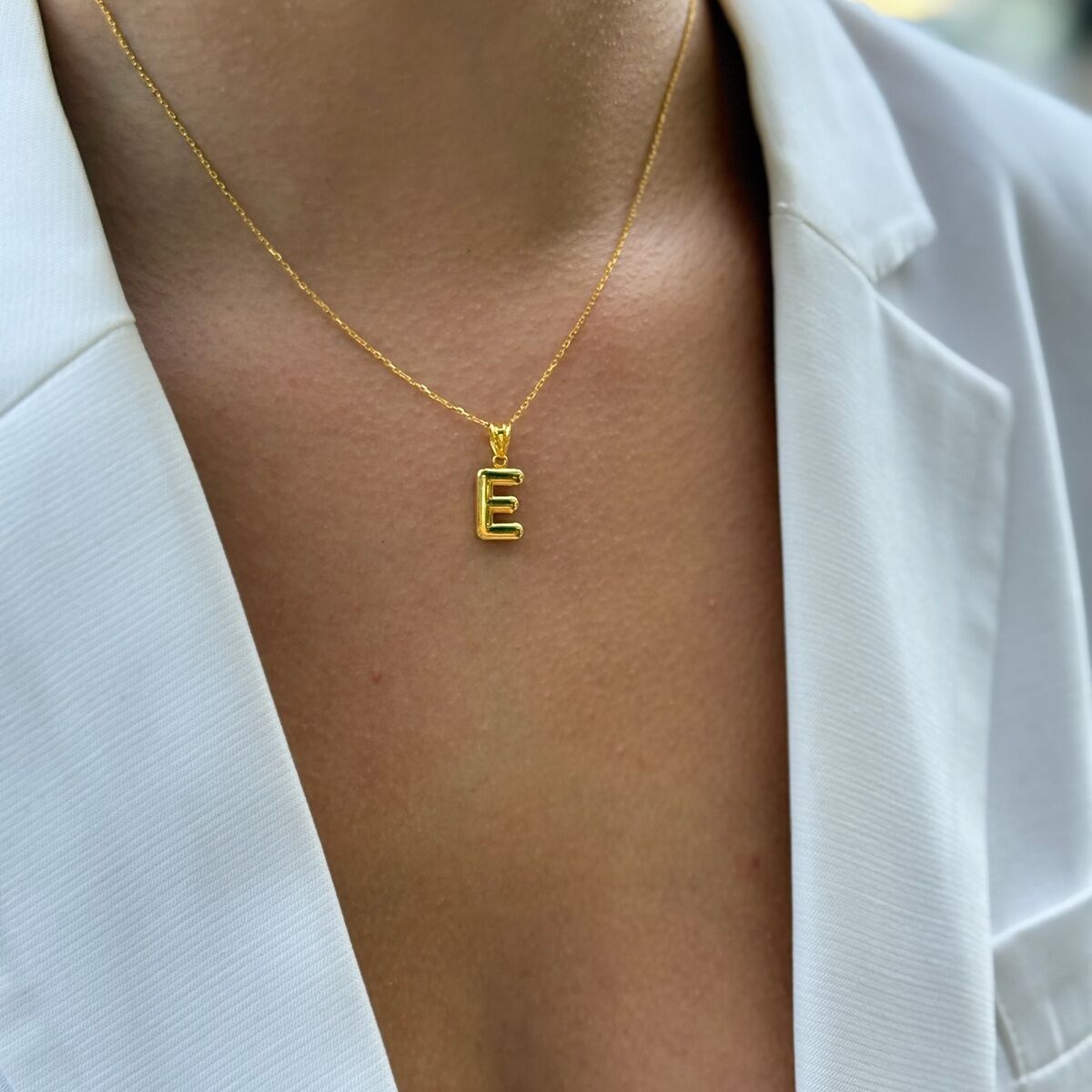 22 AYAR ÖZEL TASARIM BOMBE E HARFLİ ALTIN KOLYE