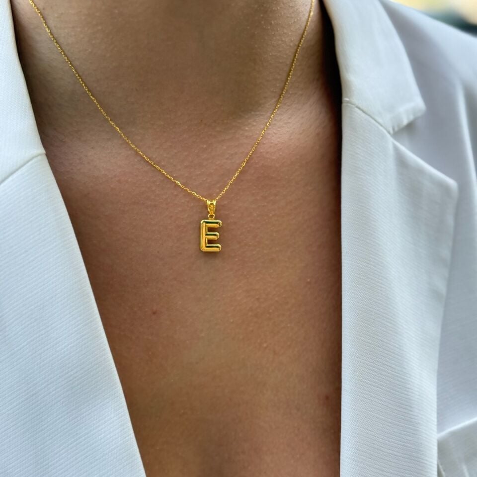 22 AYAR ÖZEL TASARIM BOMBE E HARFLİ ALTIN KOLYE