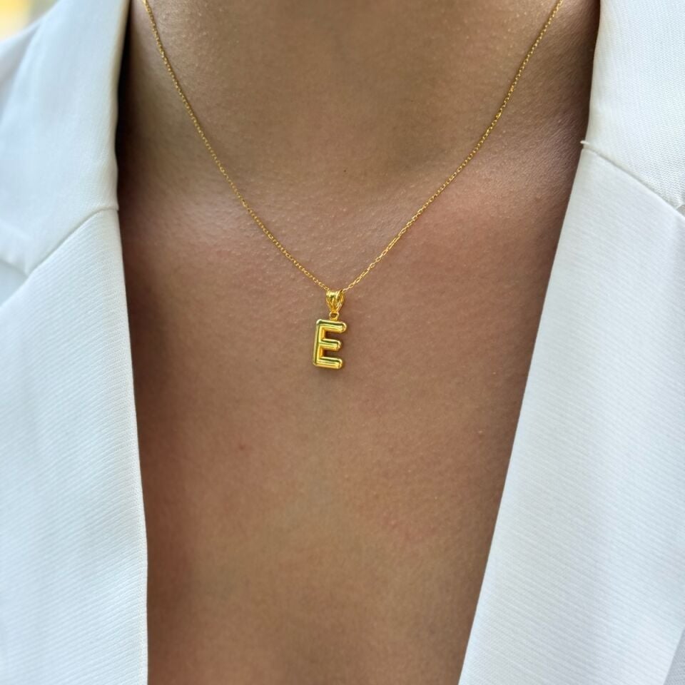 22 AYAR ÖZEL TASARIM BOMBE E HARFLİ ALTIN KOLYE