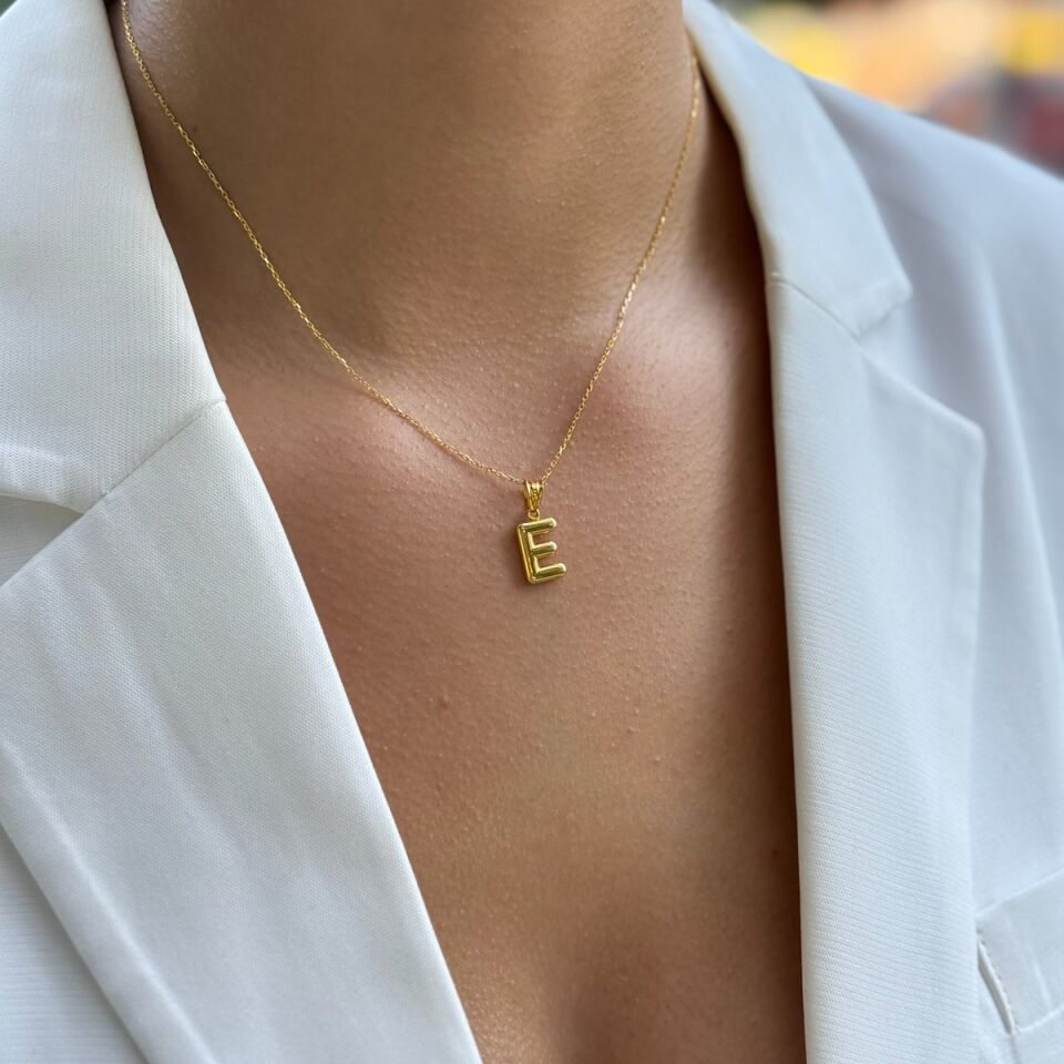 22 AYAR ÖZEL TASARIM BOMBE E HARFLİ ALTIN KOLYE