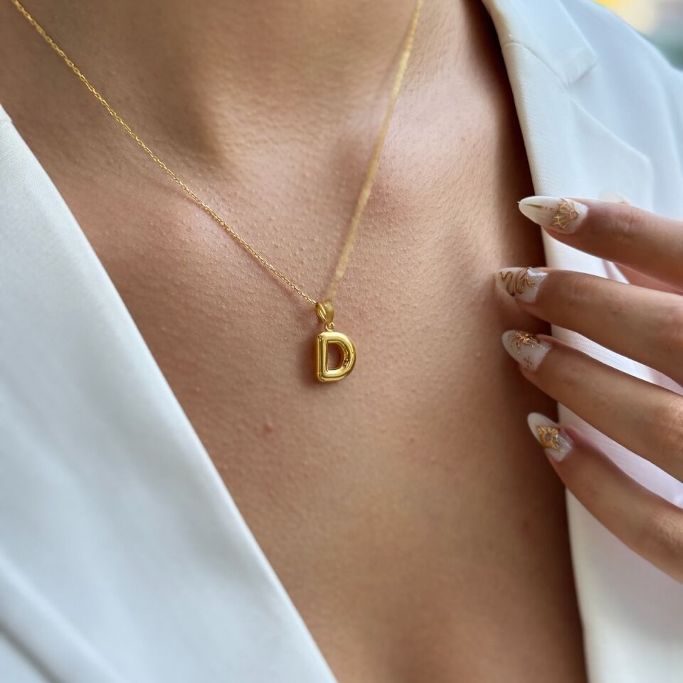 22 AYAR ÖZEL TASARIM BOMBE D HARFLİ ALTIN KOLYE