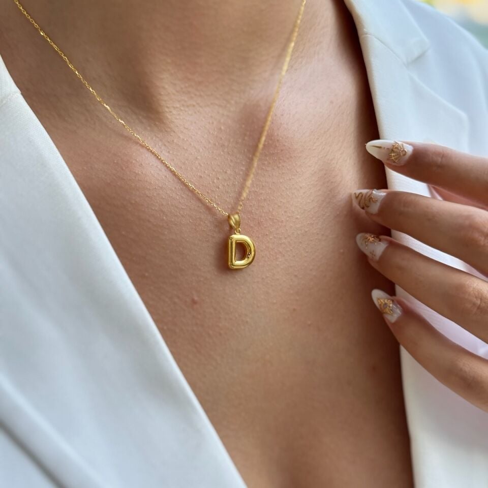 22 AYAR ÖZEL TASARIM BOMBE D HARFLİ ALTIN KOLYE