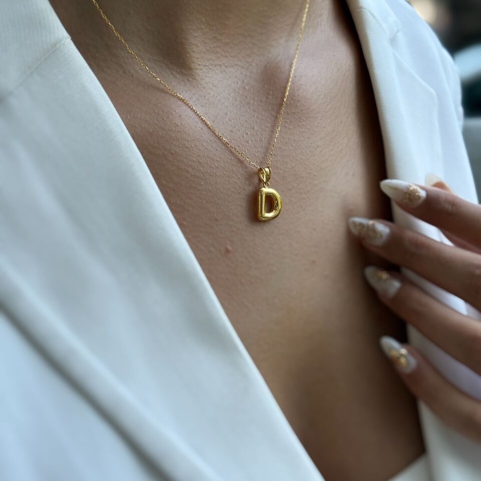 22 AYAR ÖZEL TASARIM BOMBE D HARFLİ ALTIN KOLYE