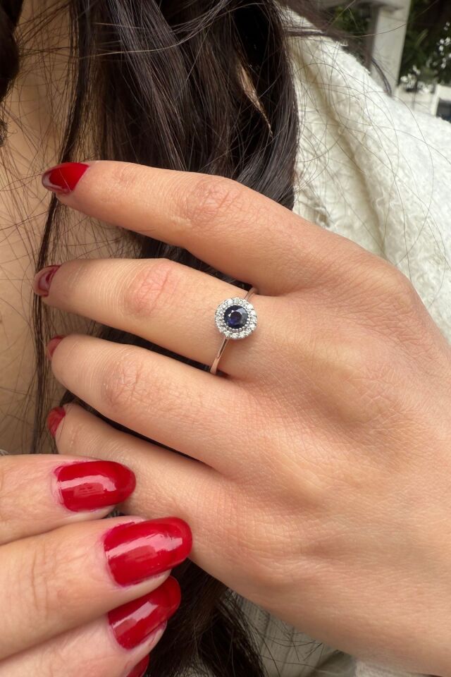 18 AYAR 0,16 CT PIRLANTA TAŞLI, 0,30 CT SAFİR TAŞLI YÜZÜK