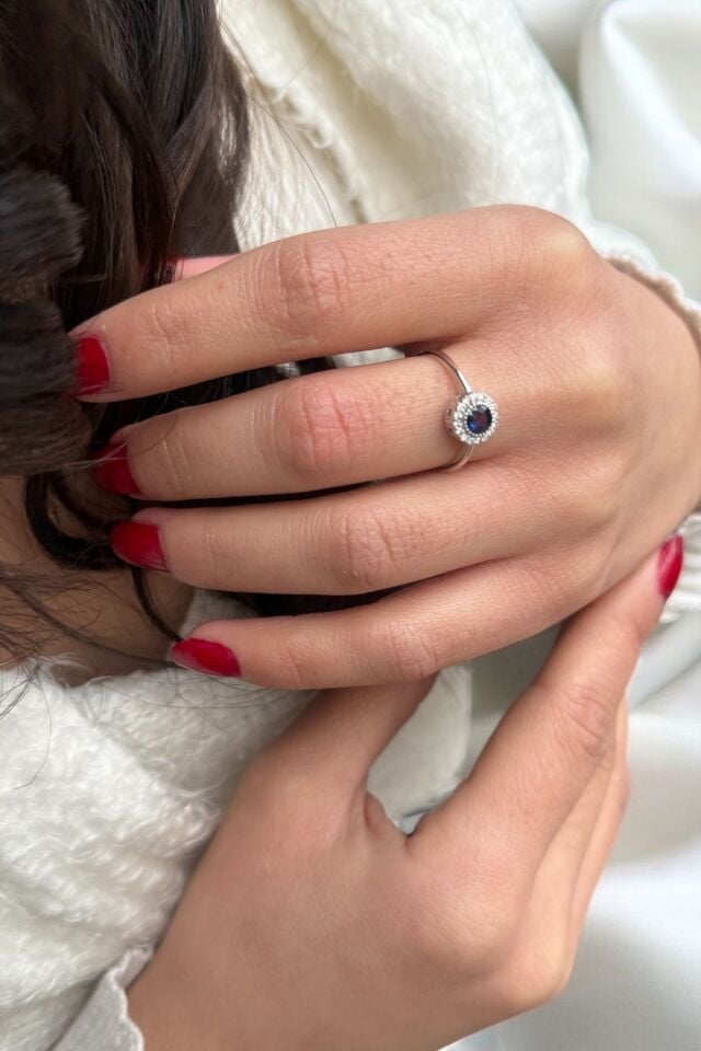 18 AYAR 0,16 CT PIRLANTA TAŞLI, 0,30 CT SAFİR TAŞLI YÜZÜK