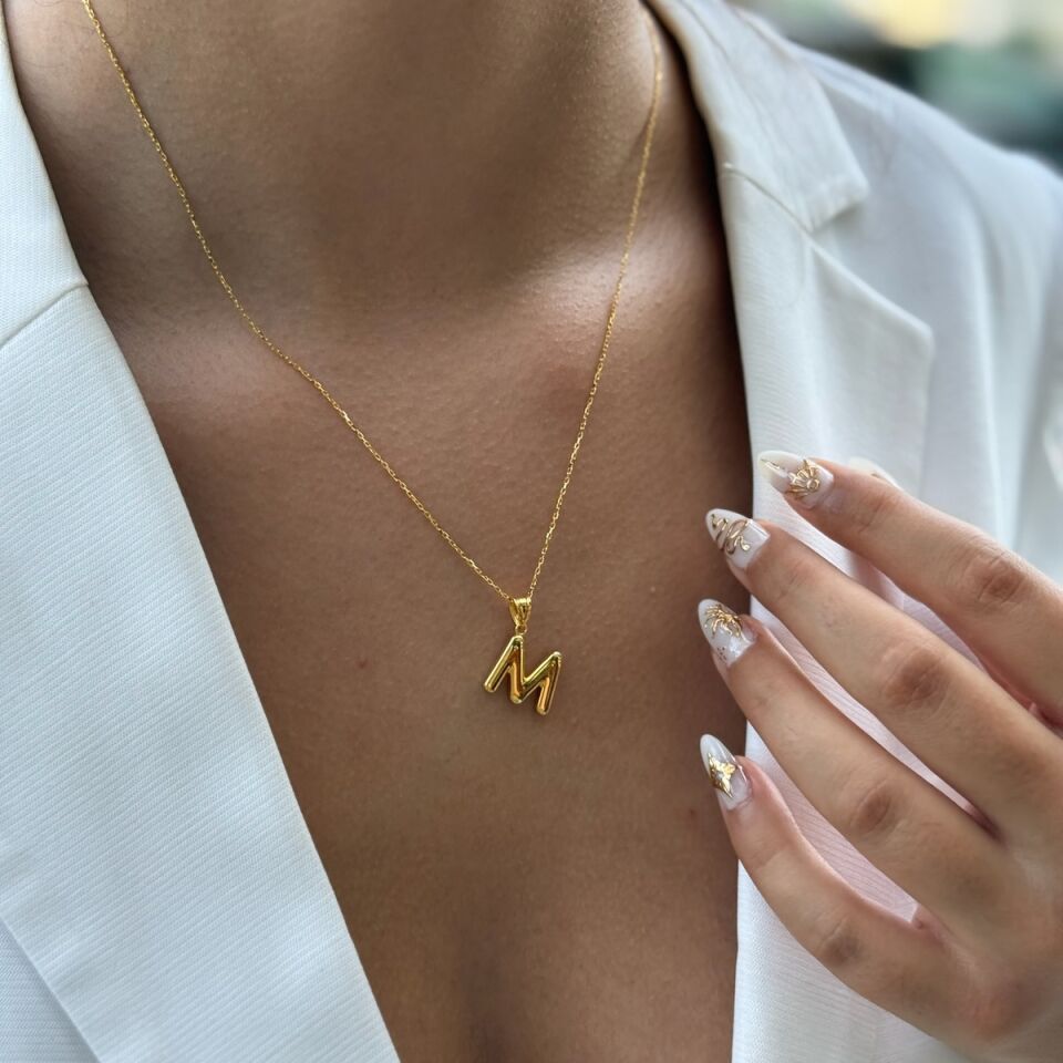 22 AYAR ÖZEL TASARIM BOMBE M HARFLİ ALTIN KOLYE