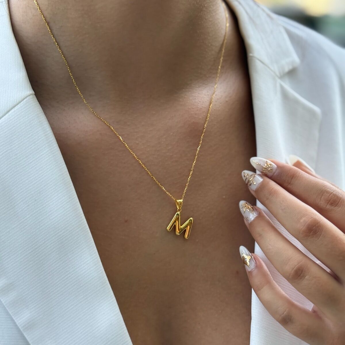 22 AYAR ÖZEL TASARIM BOMBE M HARFLİ ALTIN KOLYE