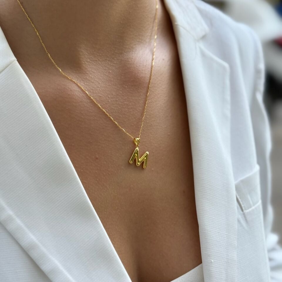 22 AYAR ÖZEL TASARIM BOMBE M HARFLİ ALTIN KOLYE