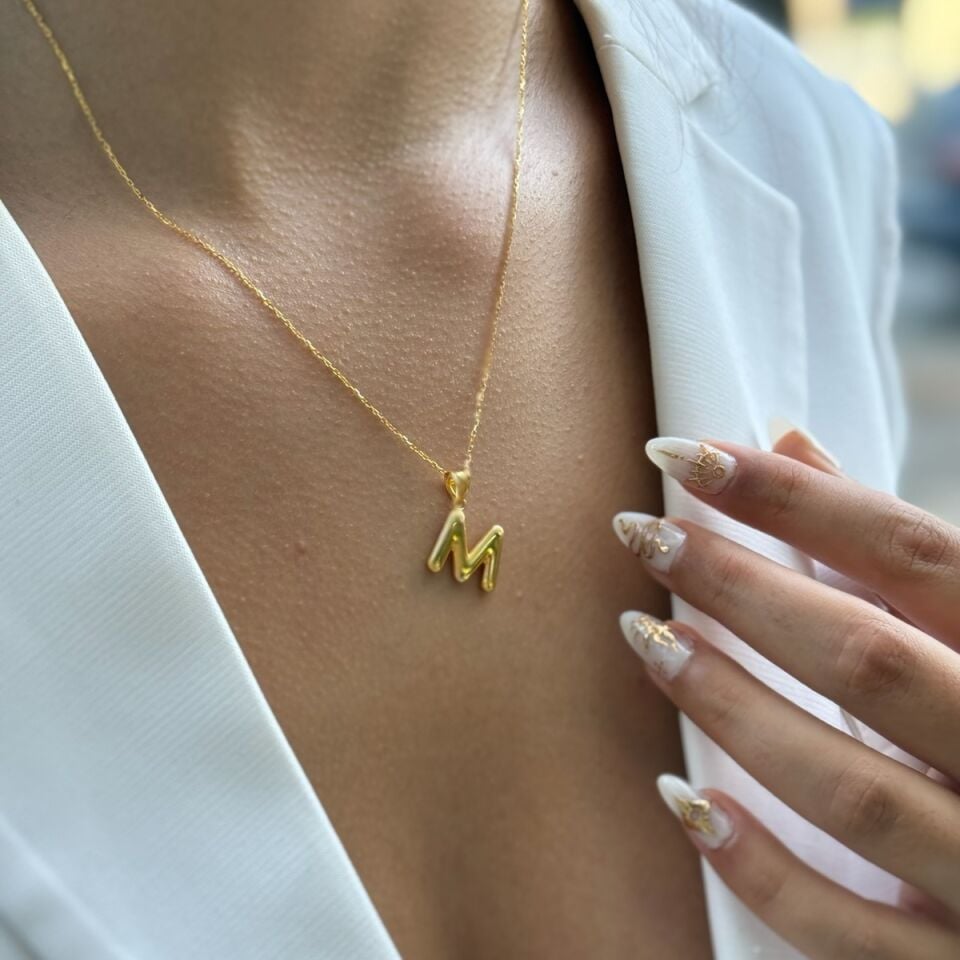 22 AYAR ÖZEL TASARIM BOMBE M HARFLİ ALTIN KOLYE