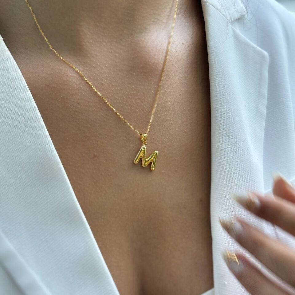 22 AYAR ÖZEL TASARIM BOMBE M HARFLİ ALTIN KOLYE