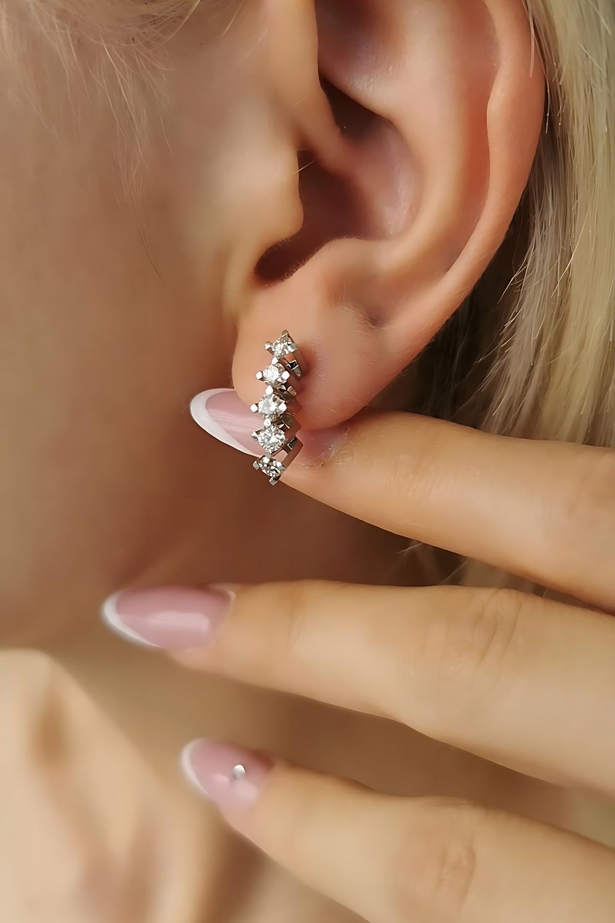 18 AYAR 0,85 CT PIRLANTA TAŞLI ÖZEL TASARIM BEŞTAŞ KÜPE