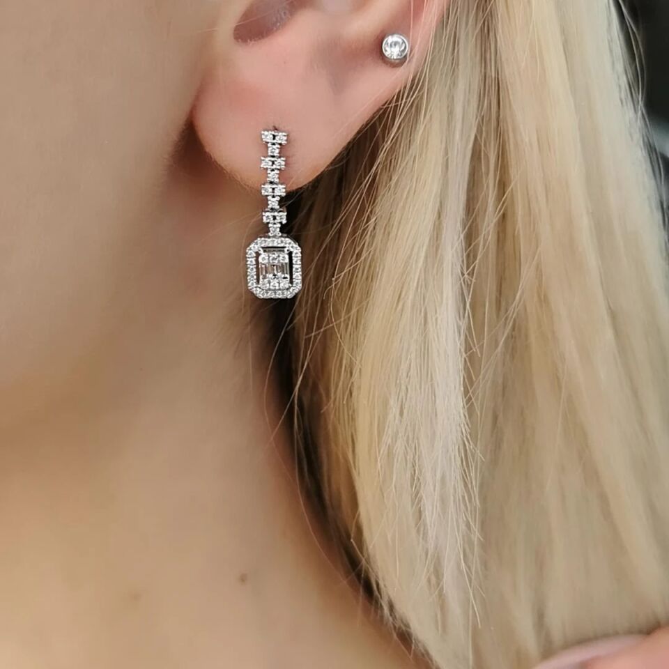 14 AYAR 0,57 CT F RENGİ FANTAZİ MODEL BAGET TAŞLI PIRLANTA KÜPE