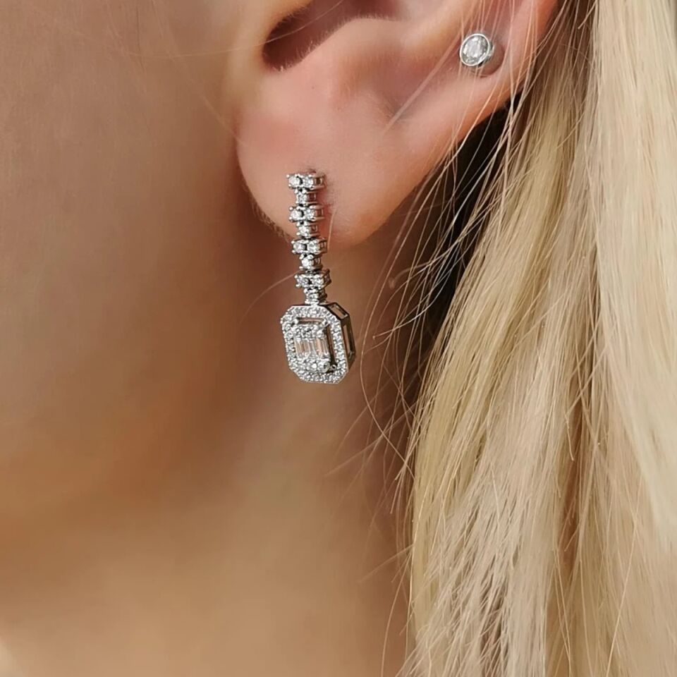 14 AYAR 0,57 CT F RENGİ FANTAZİ MODEL BAGET TAŞLI PIRLANTA KÜPE