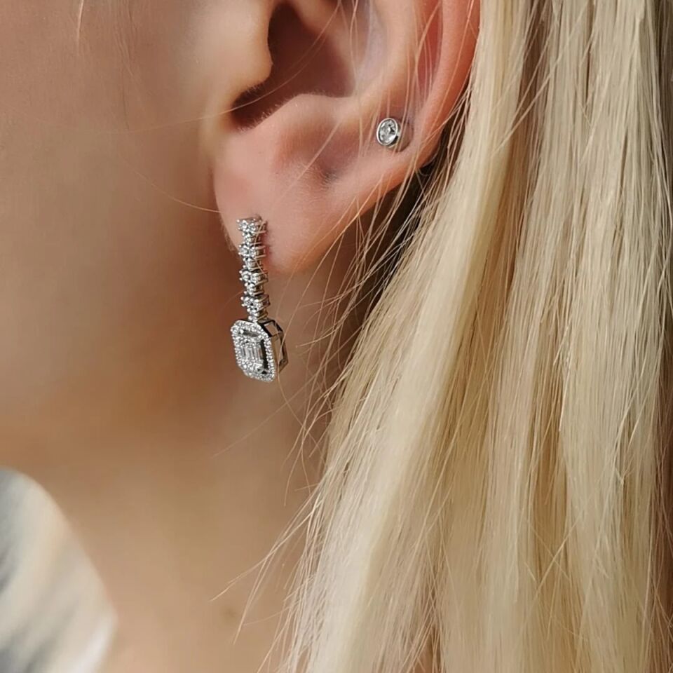 14 AYAR 0,57 CT F RENGİ FANTAZİ MODEL BAGET TAŞLI PIRLANTA KÜPE