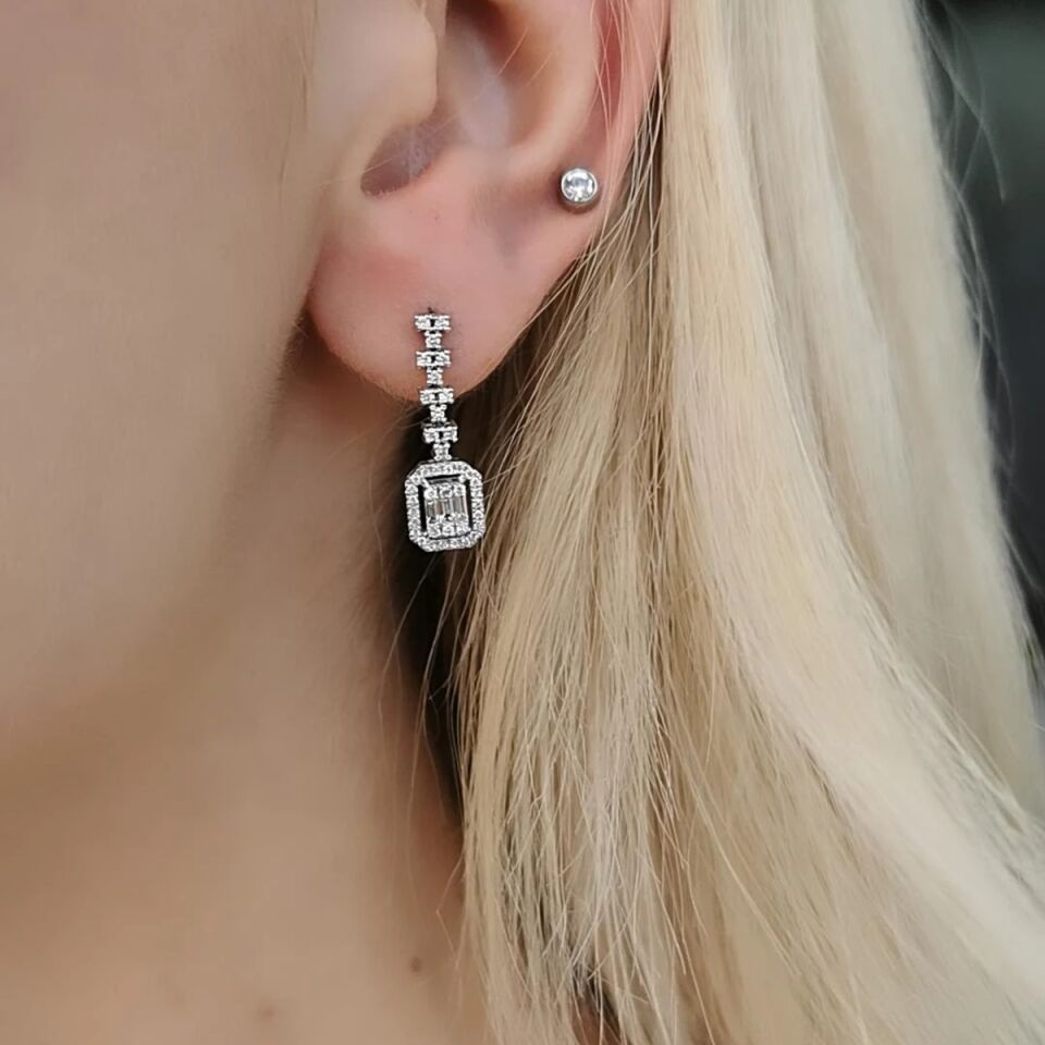 14 AYAR 0,57 CT F RENGİ FANTAZİ MODEL BAGET TAŞLI PIRLANTA KÜPE