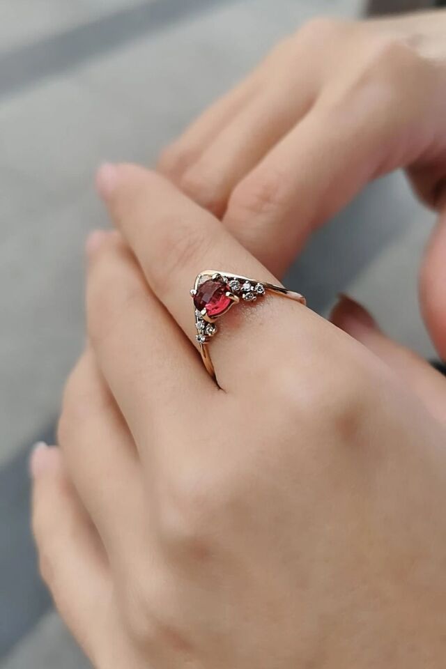 14 AYAR ROSE RENGİ İTALYAN MODEL FUŞYA TAŞLI ALTIN YÜZÜK
