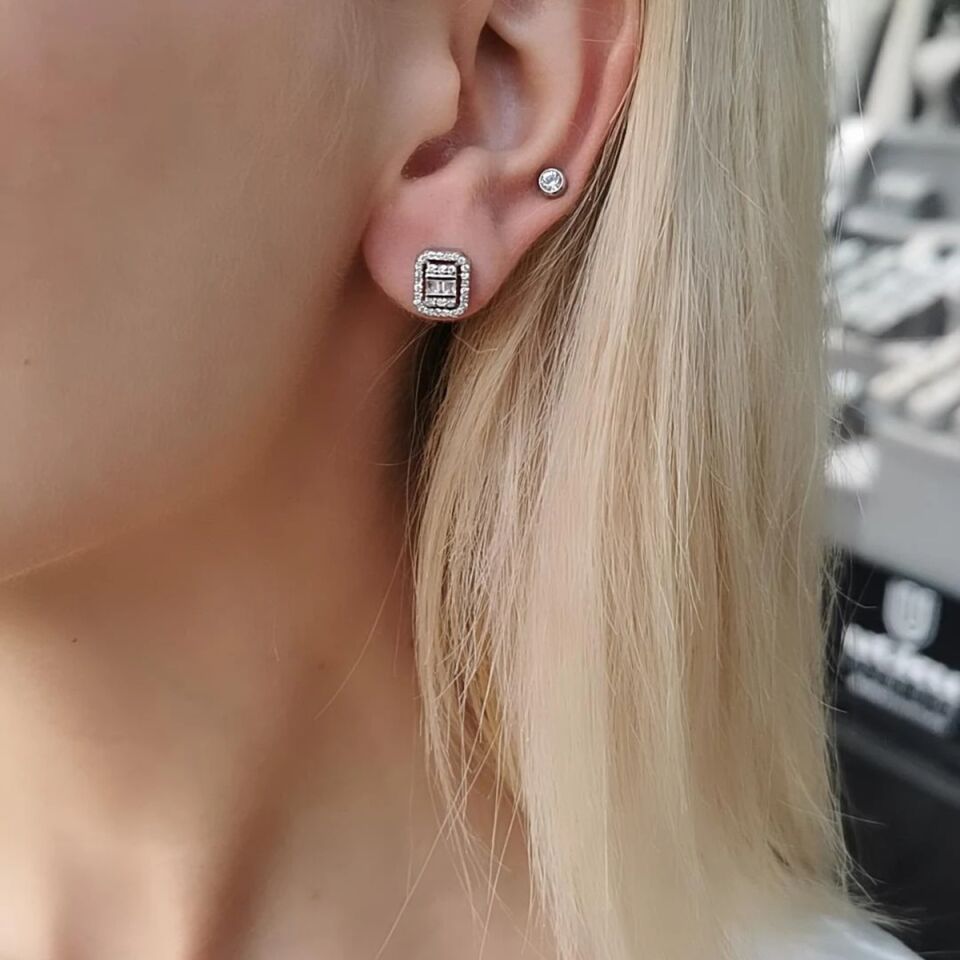 14 AYAR 0,41 CT F RENGİ BAGET TAŞLI PIRLANTA KÜPE