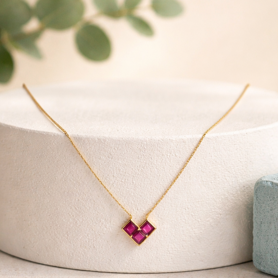 14 AYAR ÖZEL TASARIM ÜÇ TAŞLI KALP KOLYE