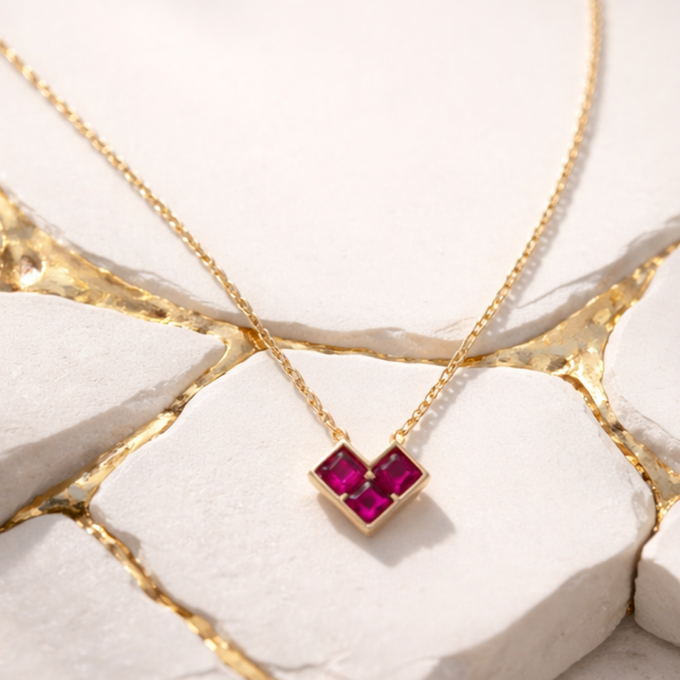 14 AYAR ÖZEL TASARIM ÜÇ TAŞLI KALP KOLYE