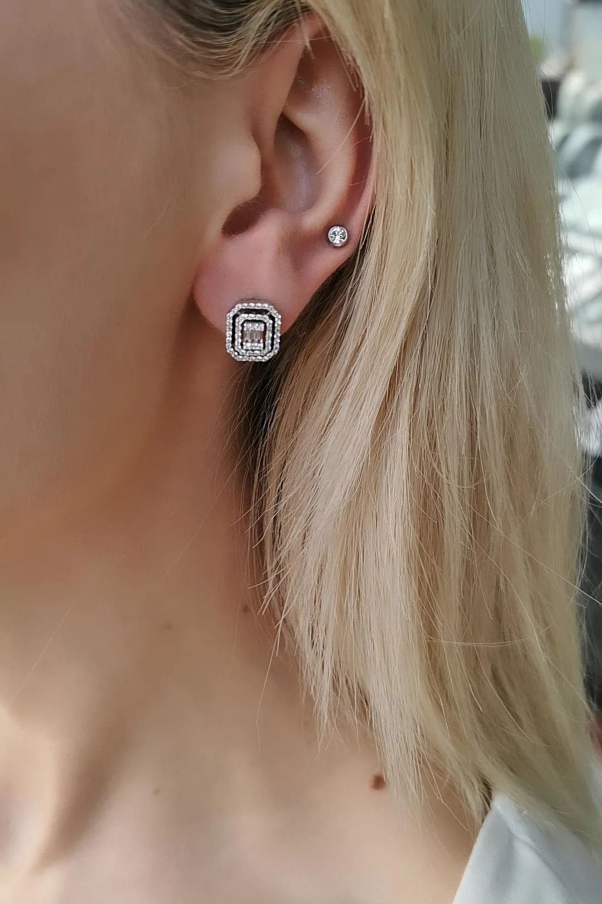 14 AYAR 0,55 CT F RENGİ BAGET TAŞLI PIRLANTA KÜPE