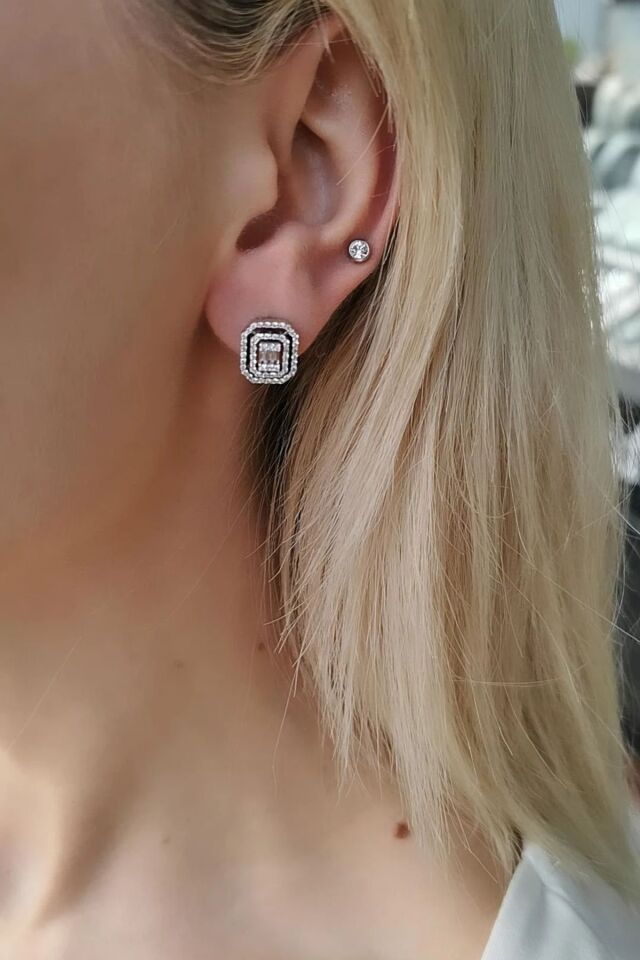 14 AYAR 0,55 CT F RENGİ BAGET TAŞLI PIRLANTA KÜPE
