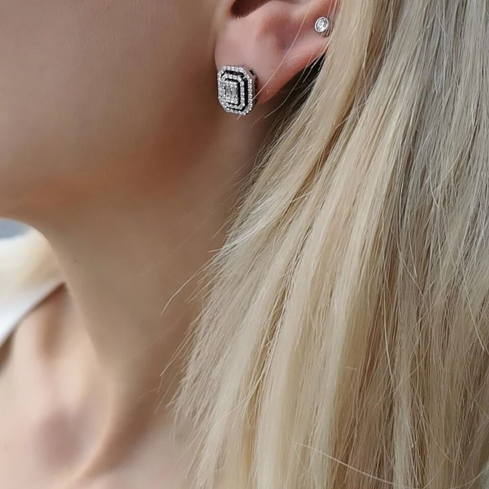 14 AYAR 0,55 CT F RENGİ BAGET TAŞLI PIRLANTA KÜPE